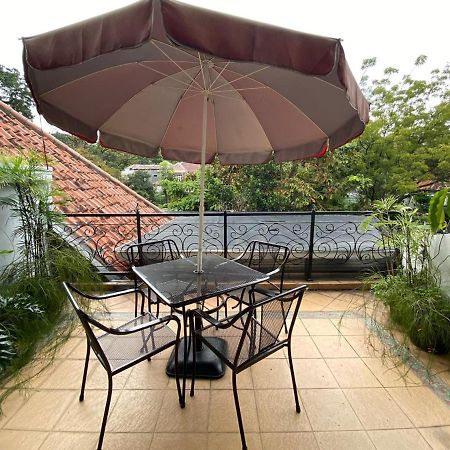 La Nostalgie Boutique Guest House Bandung Exteriör bild
