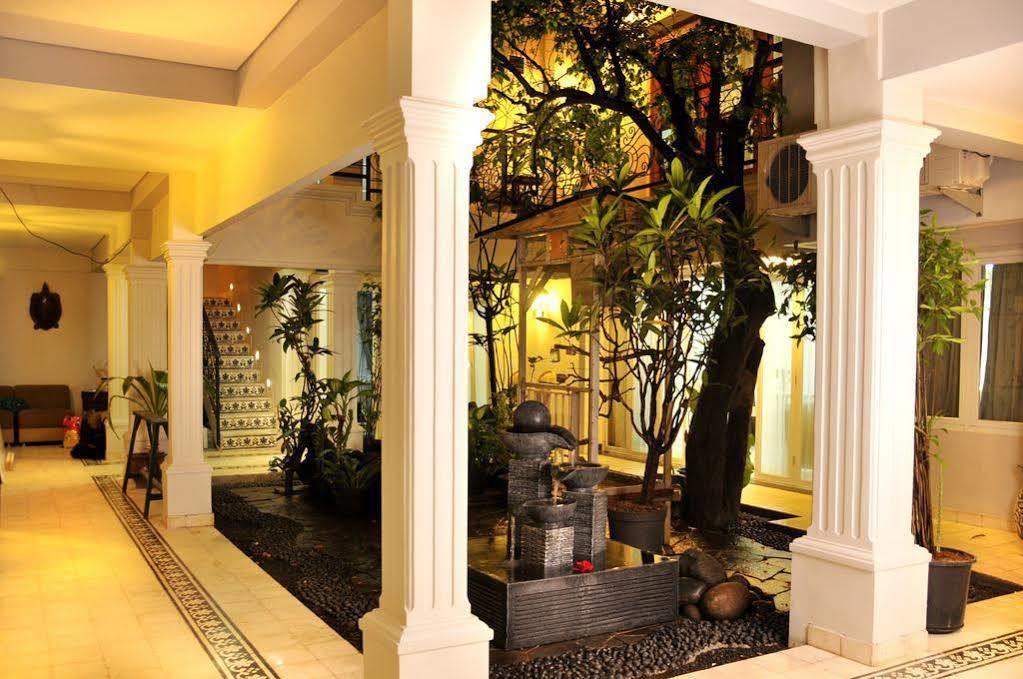 La Nostalgie Boutique Guest House Bandung Exteriör bild