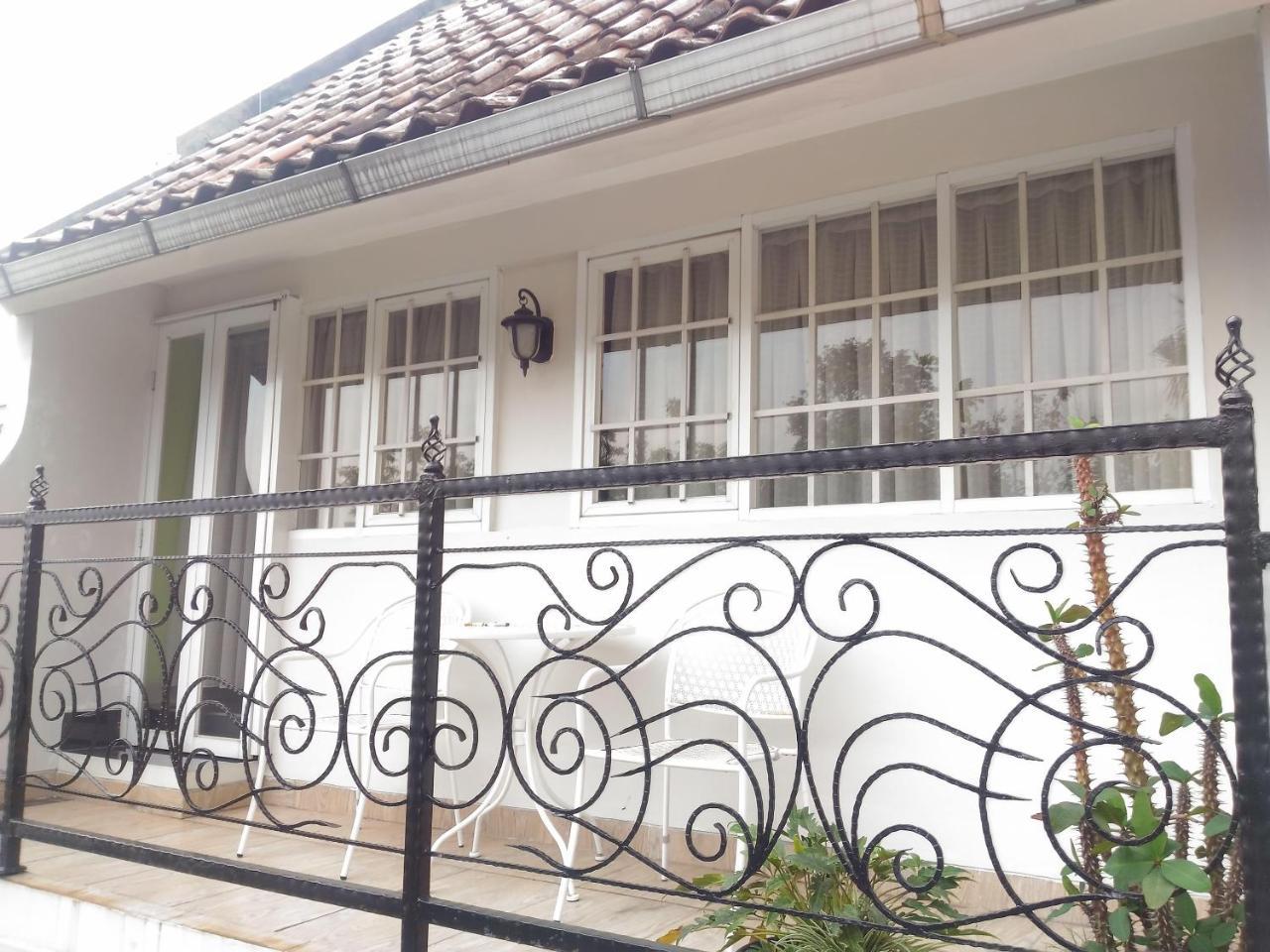 La Nostalgie Boutique Guest House Bandung Exteriör bild