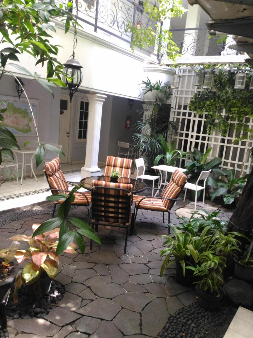 La Nostalgie Boutique Guest House Bandung Exteriör bild