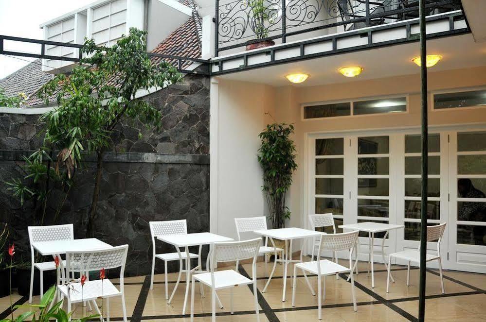 La Nostalgie Boutique Guest House Bandung Exteriör bild